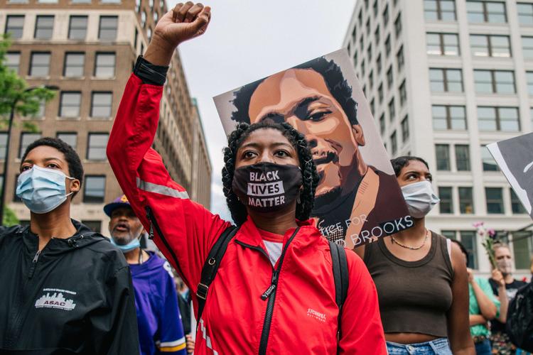 MINNEAPOLIS, MINNESOTA - MAY 23: People march during an inaugural remembrance demonstration for George Floyd on May 23, 2021 in Minneapolis, Minnesota. The National Action Network and members of George Floyd's family hosted an inaugural remembrance demonstration to honor the life of George Floyd who was killed by former Minneapolis police officer Derek Chauvin on May 25, 2020. Chauvin has since been convicted of 1 count of Second-degree murder, 1 count of Third-degree murder, and 1 count of Second-degree manslaughter. Brandon Bell/Getty Images/AFP == FOR NEWSPAPERS, INTERNET, TELCOS &amp; TELEVISION USE ONLY == Foto: Brandon Bell/Ritzau Scanpix