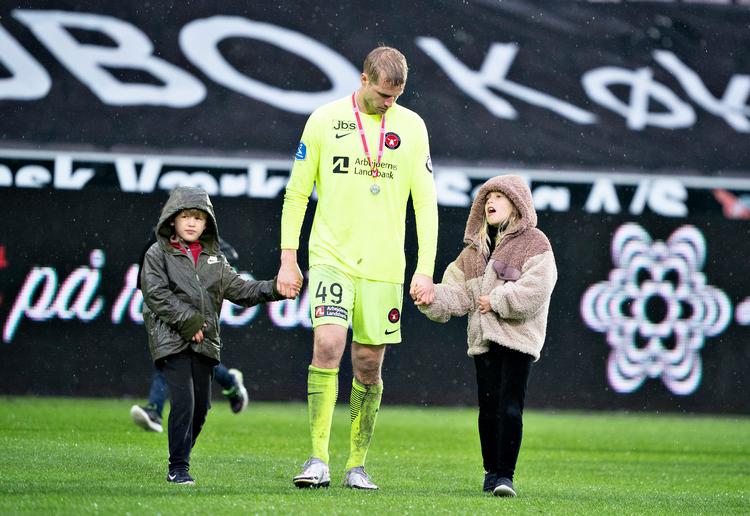 FC Midtjylland-målmand Jonas Lössl med den skuffende sølvmedalje – og med børn på arbejde.  Foto: Henning Bagger/Ritzau Scanpix