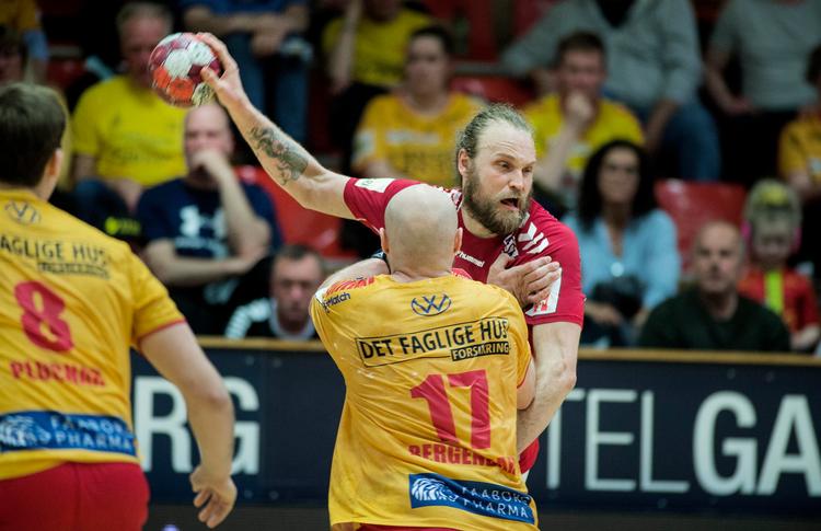 Et spændende forhold, kaldte   Henrik Møllgaard (i rødt) den sitrende intensitet, der var i semifinalen mellem GOG og Aalborg. Foto: Tim Kildeborg Jensen/Ritzau Scanpix