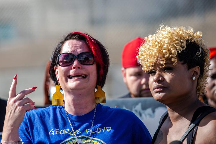 Courteney Ross (venstre), George Floyds forlovede, græder til et minde-event i Minneapolis dagen før årsdagen for hans død.  Foto: Kerem Yucel/Ritzau Scanpix