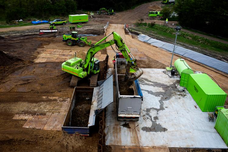 Efter en vellykket generalprøve er det nu alvor med opgravning og afbrænding af mink de næste to måneder. Her ses minkgraven i Nr. Felding, da den blev åbnet til 'generalprøven' i Kristi himmelfartsferien. Foto: Casper Dalhoff/Casper Dalhoff