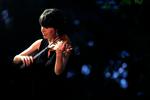 Specialister som violinisten Amandine Beyer og hendes lille ensemble Gli Incogniti finder komponisterne fra mellemrummene frem igen og viser, at der gemmer sig vilde og helt anderledes musikalske oplevelser, som ikke skal gemmes eller glemmes. 