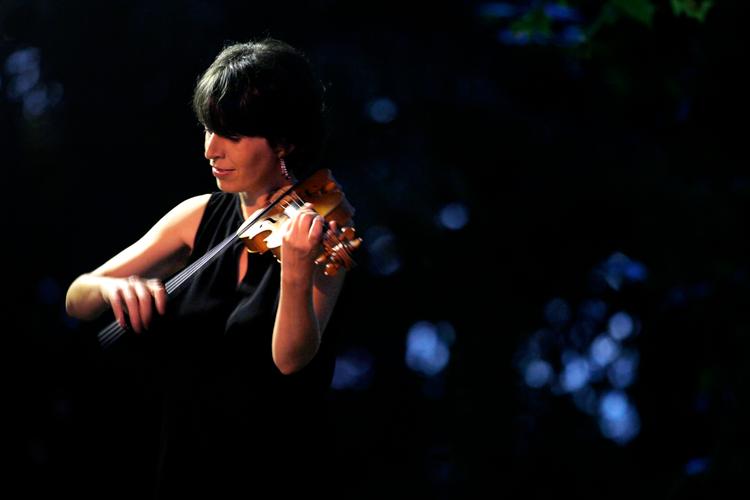 Specialister som violinisten Amandine Beyer og hendes lille ensemble Gli Incogniti finder komponisterne fra mellemrummene frem igen og viser, at der gemmer sig vilde og helt anderledes musikalske oplevelser, som ikke skal gemmes eller glemmes. 