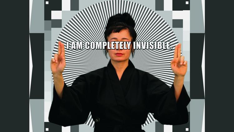 Tyskeren Hito Steyerl er ofte selv med i sine værker. Som her i videoen 'How Not to Be Seen: A Fucking Didactic Educational .MOV File' fra 2013. Foto: Hito Steyerl