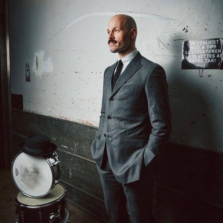 Som trommeslager har Snorre Kirk spillet med mange store navne, og som komponist og bandleder står han for iørefaldende melodiske jazzkompositioner.  