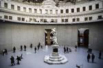 En kopi af billedhugger Giambologna værk ’Sabinernes rov’ fra 1583 om bortførelsen af unge kvinder i antikkens Rom møder de besøgende som et af de første værker. Skulpturen er fremstillet af materiale, der langsomt går i opløsning . Men de øvrige værker af 32 kunstnere i den første udstilling er holdbare. Foto: Christophe Archambault/Ritzau Scanpix