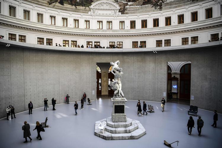 En kopi af billedhugger Giambologna værk ’Sabinernes rov’ fra 1583 om bortførelsen af unge kvinder i antikkens Rom møder de besøgende som et af de første værker. Skulpturen er fremstillet af materiale, der langsomt går i opløsning . Men de øvrige værker af 32 kunstnere i den første udstilling er holdbare. Foto: Christophe Archambault/Ritzau Scanpix