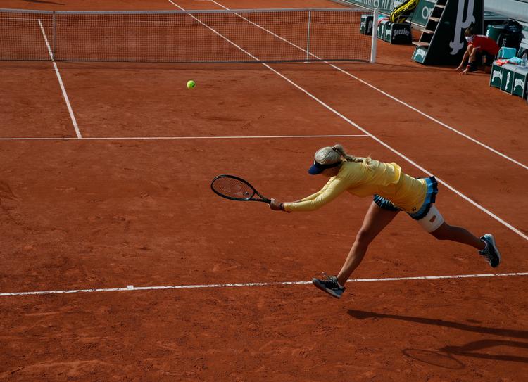 Sidste år viste det sig, at banerne ved French Open i Paris passede rigtig godt til Clara Tausons spil. Men på dette billede er hun ved at være træt i 2. runde-kampen mod Danielle Collins, USA.  Foto: Christophe Ena/Ritzau Scanpix
