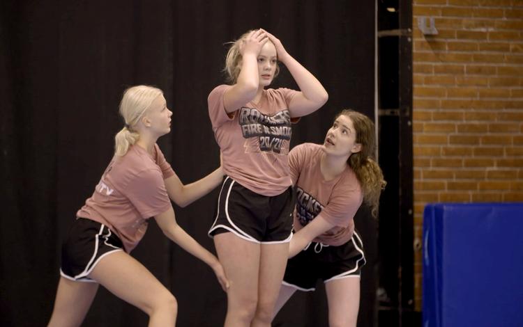 Stunts er en stor del af cheerleading, men Lotus kæmper med at finde modet til en baglæns flick. Foto: Anton Bestle