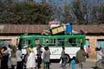 En bus transporterer flygtninge til en skole, hvor de kan få husly i byen Shire i Tigray-regionen. Foto: Baz Ratner/Ritzau Scanpix