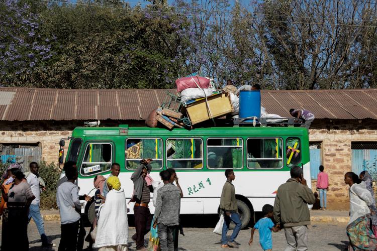 En bus transporterer flygtninge til en skole, hvor de kan få husly i byen Shire i Tigray-regionen. Foto: Baz Ratner/Ritzau Scanpix