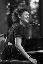 Det seneste Norah Jones studie-album 'Pick Me Up Off The Floor' fik kommercielt en krank skæbne sammenlignet med hendes tidligere. 
