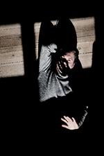  Som ung nød Mikkel E.G. Nielsen at sidde i tryghed bag trommesættet, mens de andre førte sig frem på scenen. For, som han siger: »Du får ikke for meget opmærksomhed, men hvis det swinger med trommerne og bassen, så kommer det hele til at swinge«. Nu er det så filmen, er skal swinge, når han – skjult i klipperummets mørke – sidder og holder rytmen for holdet.  Foto: Martin Lehmann