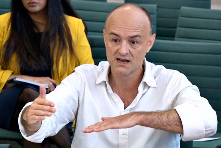 Dominic Cummings, der i november stoppede som Boris Johnsons særlige rådgiver, fortalte onsdag om regeringens coronafejltagelser.  i et særligt nedsat undersøgelsesudvalg i Underhuset. Foto: Handout/Ritzau Scanpix