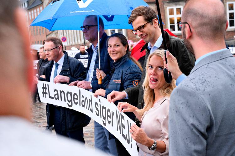     Erling Bonnesen (V), Jane Heitmann (V), Lars Christian Lilleholt (V), Alex Vanopslagh (LA) og Pernille Vermund (NB) deltog i en demonstration mod udrejsecenter på Langeland ved Christiansborg i København tirsdag den 25. maj 2021. Samme aften kom det frem, at planerne droppes.  Foto: Philip Davali/Ritzau Scanpix