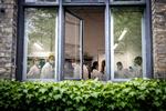 På den tidligere Landbohøjskole på Frederiksberg er de dyrlægestuderende på 1. år i gang med at dissekere moderkager fra dyr i anatomisalen, der er fra 1893. Uddannelsen som sådan er snart 250 år gammel. Foto: Jesper Houborg/POLFOTO