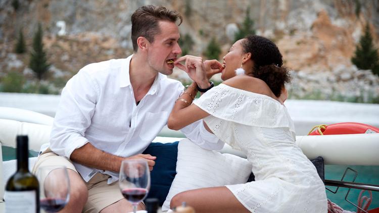 Er det ægte tiltrækning mellem ungkarlen Casper og en af kvinder, der bejler til ham? Ægte kærlighed? TV 2's udgave af det amerikanske datingprogram 'The Bachelor' er kedeligt, langsommeligt og totalt oldnordisk. 