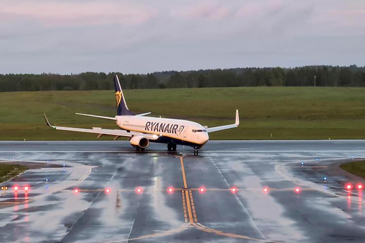 Søndag gav Hvideruslands præsident, Aleksandr Lukasjenko, ordre til at til at tvinge et fly fra Ryanair ned. Om bord var en kendt aktivist og kritiker, Roman Protasevitj. Han blev anholdt efter landingen i hovedstaden Minsk.
 Foto: Andrius Sytas/Ritzau Scanpix