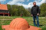 Søren Thygesen sammen med et af sine værker i parken ved Clay Keramikmuseum i  Middelfart. Privatfoto 