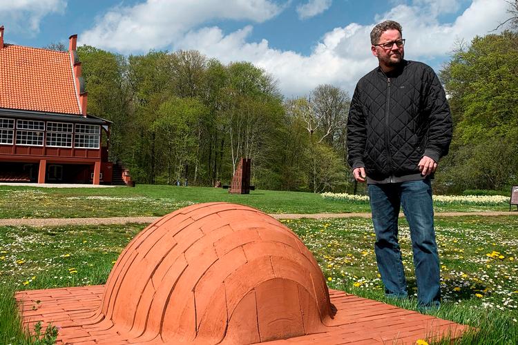 Søren Thygesen sammen med et af sine værker i parken ved Clay Keramikmuseum i  Middelfart. Privatfoto 