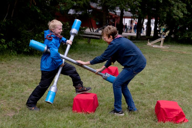 Lucas (mørkt hår) og David (lyst hår) var oprindeligt på hver sin side af vaccinetilbuddet, hvor en af dem kunne få vaccinen og den anden ikke kunne på grund af deres fødselsdato. Nu er de begge berettigede til den frem til udgangen af 2021. Arkivfoto.  Foto: Finn Frandsen/POLFOTO