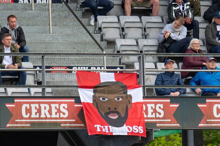 Fansene vilde med træner David Nielsen, der i dag skal føre AGF-holdet til en plads i europæisk fodbold med sejr mod AaB. Foto: Bo Amstrup/Ritzau Scanpix