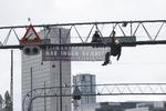 Aktivisterne hænger i lysstativerne over Langebro. Foto: Jens Dresling/POLFOTO