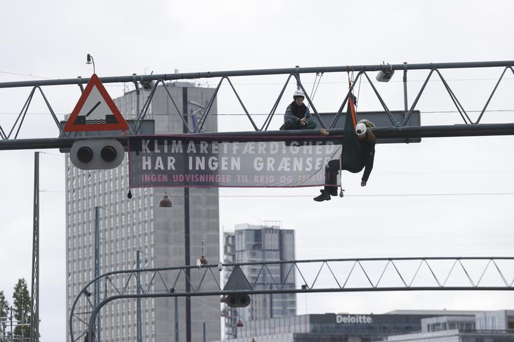 Aktivisterne hænger i lysstativerne over Langebro. Foto: Jens Dresling/POLFOTO