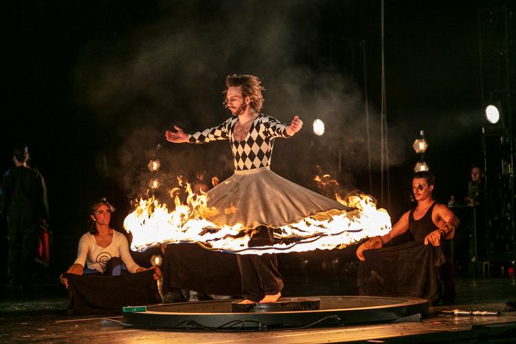 Luftkongen Mogador, spillet af akrobaten Nikolas Pulka, er en hovedfigur i forestillingen. Foto: Mats Bäcker