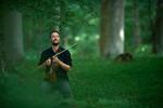 Bjarke Falgren har hele livet vidst, at han ville spille violin, og han tager instrumentet nye steder hen, men bygger på traditionen. Foto: Ard Jongsma