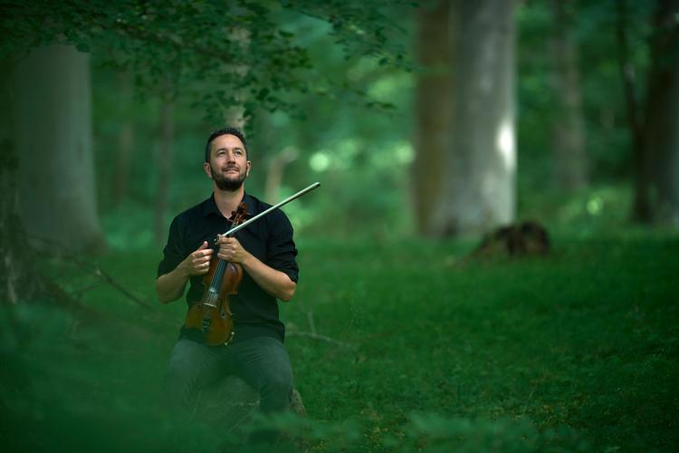 Bjarke Falgren har hele livet vidst, at han ville spille violin, og han tager instrumentet nye steder hen, men bygger på traditionen. Foto: Ard Jongsma