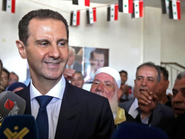 Præsident al-Assad møder sine tilhængere i Douma nær hovedstaden Damaskus på valgdagen 26. maj. Et valg som en række vestlige ledere dog ikke tøvede med at kalde hverken »frit eller fair«. Foto: Louai Beshara/Ritzau Scanpix