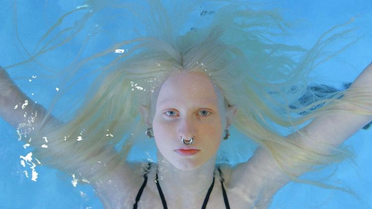 ’Klub Kranium’ foregår i den lille nordjyske by Fjerritslev, hvor et stærkt venskab mellem tre unge goths bliver sat på en alvorlig prøve, da en af dem flytter til København for at være sammen med sin nye kæreste. Foto Frigge Fri