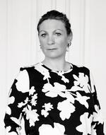 Maria Søndergaard blev som 19-årig frivillig på et krisecenter og arbejdede især med børnene, der boede der. Det <AS>dilemma, de stod i, når deres far øvede vold mod deres mor, gjorde hende så <AS>interesseret i området, at hun aldrig slap det. I mange år som frivillig. Nu som <AS>direktør for Dansk Kvindesamfunds <AS>krisecentre.  Foto: Heidi Maxmiling 