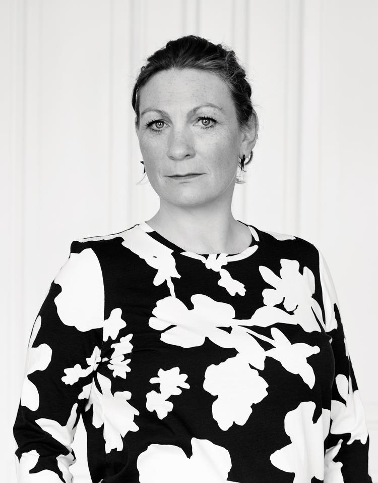 Maria Søndergaard blev som 19-årig frivillig på et krisecenter og arbejdede især med børnene, der boede der. Det <AS>dilemma, de stod i, når deres far øvede vold mod deres mor, gjorde hende så <AS>interesseret i området, at hun aldrig slap det. I mange år som frivillig. Nu som <AS>direktør for Dansk Kvindesamfunds <AS>krisecentre.  Foto: Heidi Maxmiling 