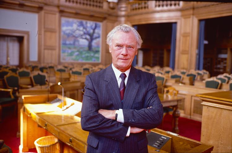 Statsminister Poul Schlüter i 1989 fotograferet i Folketinget i forbindelse med sit 25 års jubilæum som folketingsmedlem.   Foto: Lars Hansen/POLFOTO