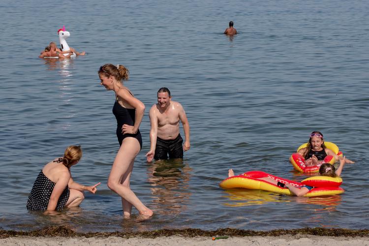 Endelig er sommervejret  på vej herhjemme, og så det er tid til at tage til stranden. Foto: Emma Sejersen/POLFOTO