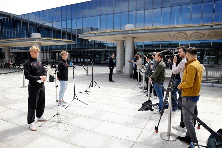 For at minimere risikoen for coronasmitte mødte Kasper Dolberg, Daniel Wass og landstræner Kasper Hjulmand fredag pressen før EM. Foto: Jens Dresling/POLFOTO