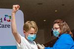 USA er allerede i gang med at vaccinere børn i alderen 12-15 år. Her er det 13-årige Charles Muro, der jubler over at få en dosis af vaccinen fra Pfizer/BioNTech i Hartford, Connecticut. Foto: Joseph Prezioso/Ritzau Scanpix