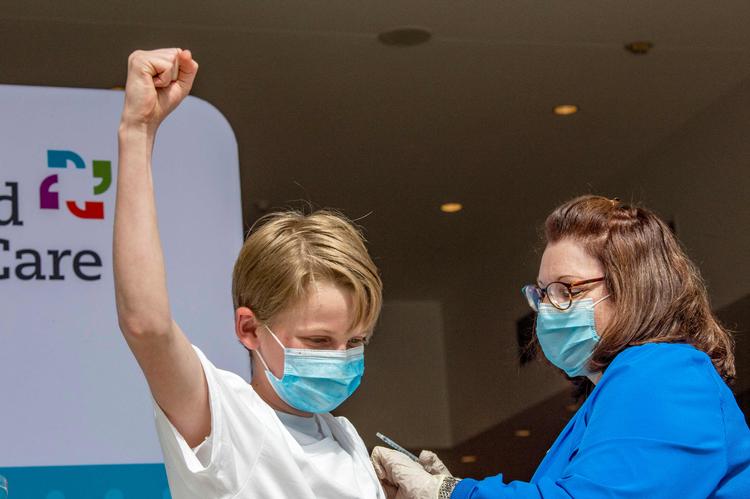 USA er allerede i gang med at vaccinere børn i alderen 12-15 år. Her er det 13-årige Charles Muro, der jubler over at få en dosis af vaccinen fra Pfizer/BioNTech i Hartford, Connecticut. Foto: Joseph Prezioso/Ritzau Scanpix