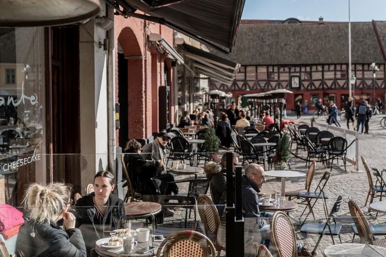     Malmø og Sverige har været hårdt ramt af corona. Nu venter en sommer, hvor bekymringen er stor i sundhedsvæsenet trods den faldende smitte. (arkivfoto) Foto: Aleksander Klug/Aleksander Klug