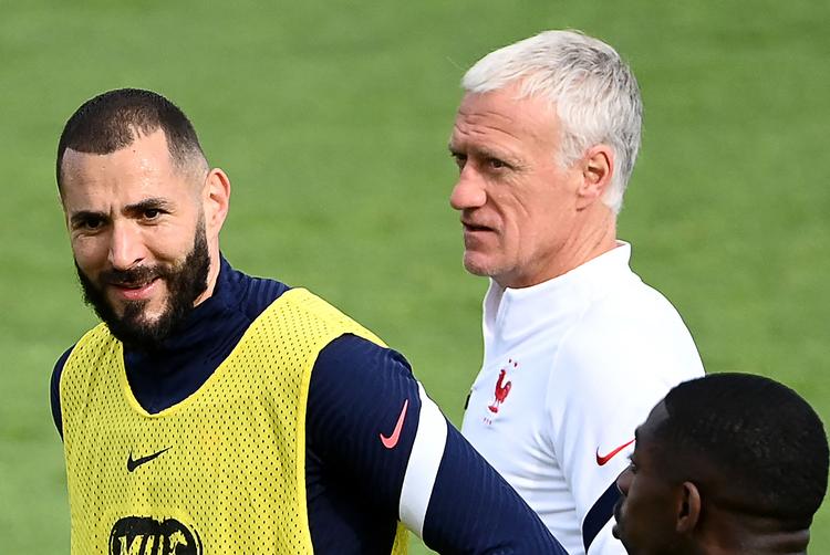    Karim Benzema med landstræner Didier Deschamps under EM-træning udenfor Paris i sidste uge. Efter flere års strid har landstræneren taget Real Madrid-stjernen til nåde. Benzema har givet navn til begrebet 'Benzema-komplekset' om unge indvandreres splitttelse mellem to kulturer. Foto: Franck Fife/Ritzau Scanpix
