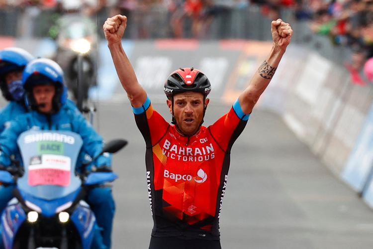 Damiano Caruso nyder karrierens fornemste triumf i fulde drag, da han krydser målstregen som vinder af den sidste bjergetape i Giro d'Italia
 Foto: Luca Bettini/Ritzau Scanpix