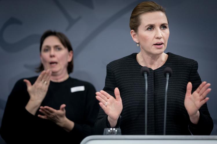 Statsminister Mette Frederiksen havde det dårligt og måtte tage to Panodiler, inden hun gik ind i Spejlsalen og lukkede Danmark ned. En test dagen efter viste dog, at hun ikke havde corona. Foto: Mads Nissen/POLFOTO