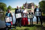 De nye frimærker med Hverdagens Helte blev afsløret lørdag ved Egeskov Slot. Her står heltene Lund Smil, Leif Framke, Nancy Maati, Mikkel Madsen og Villy Rønn sammen med tegner Thomas Thorhauge (bagest). Foto: Tim Kildeborg Jensen/Ritzau Scanpix