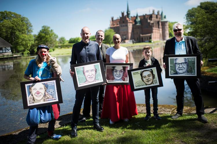 De nye frimærker med Hverdagens Helte blev afsløret lørdag ved Egeskov Slot. Her står heltene Lund Smil, Leif Framke, Nancy Maati, Mikkel Madsen og Villy Rønn sammen med tegner Thomas Thorhauge (bagest). Foto: Tim Kildeborg Jensen/Ritzau Scanpix