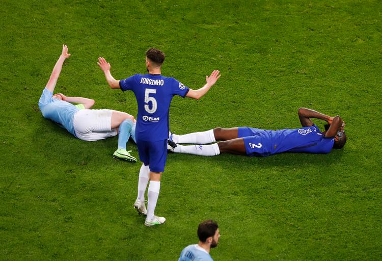 Kevin De Bruyne (tv.) og Antonio Rüdiger bragede sammen, hvilket sendte belgieren ud af finalen. Foto: Susana Vera/Ritzau Scanpix