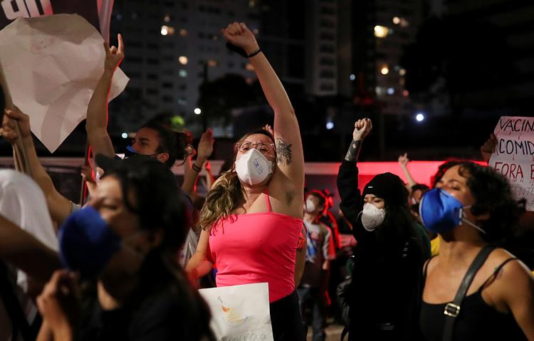 Mange var mødt op for at deltage i protesterne mod Bolsonaro som her i Sao Paulo. Foto: Amanda Perobelli/Ritzau Scanpix