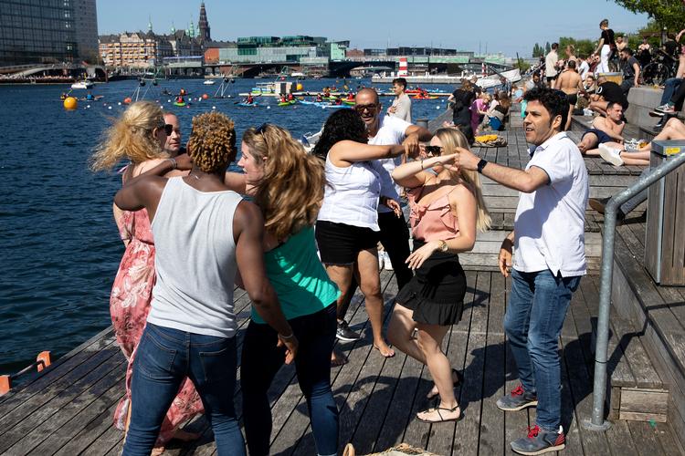 Det gode vejr burde hjælpe til  med at få smittetallene til at dale, i takt med at mange også bliver vaccineret. Men det er ikke tilfældet, og derfor minder formand for Lungeforeningen Torben Mogensen nu om, at danskerne fortsat følger restriktionerne. Foto: Finn Frandsen/POLFOTO