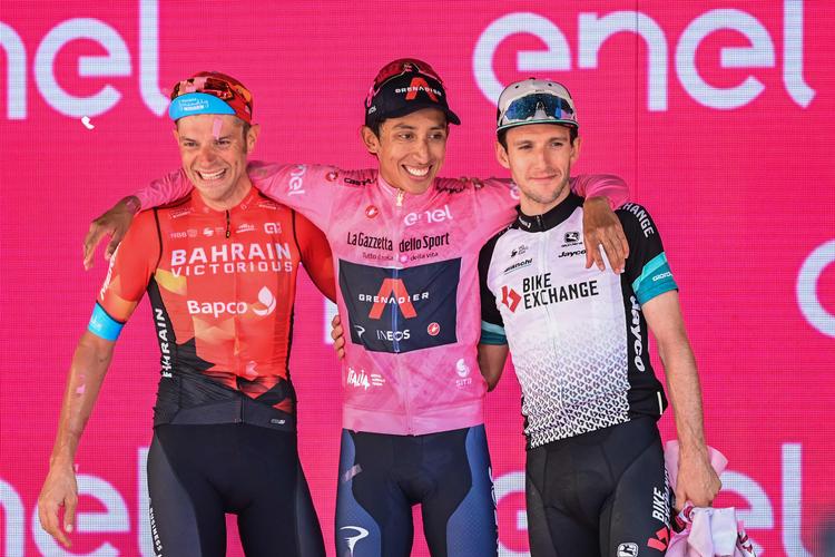Tre ugers strabadser er forbi, og Egan Bernal flankeres ved hyldestseancne i Milano af nr. 2 Damiano Caruso (t.v.) og nr. 3 Simon Yates.
 Foto: Miguel Medina/Ritzau Scanpix